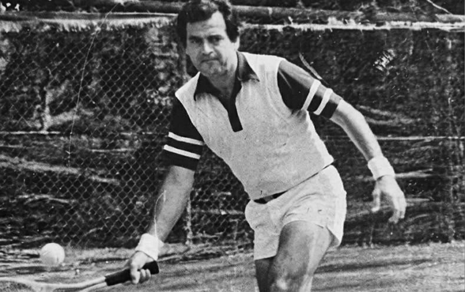 Bernardo Meza Sufy en una cancha de tenis, fotografía documental en blanco y negro